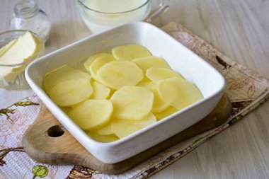 Patatesleri tuzlu ve biberli mevsim tatmak için.