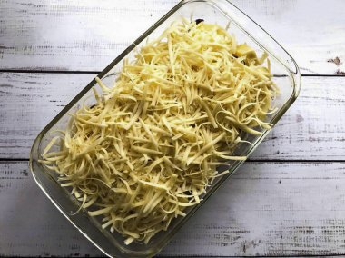 Krema, yumurta, mayonez ve biberli tuz, patateslerin üzerine dök ve dök. Üzerine rendelenmiş peynir serpin. Kalıbı önceden ısıtılmış fırına 30-40 dakika boyunca 180 dereceye gönder..