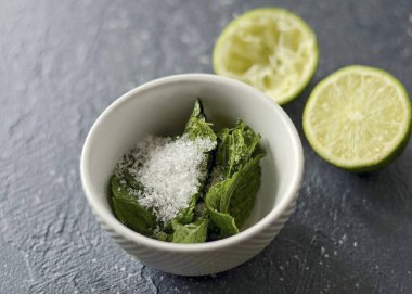 Nane ve şeker ekle, limon suyuyla püre yap.