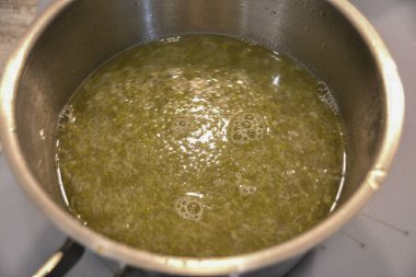 Şeker kütlesini kaynayan suya dökün, birkaç dakika kaynayın, sadece şekeri eritmek için. Buzdolabına koy ve dondurucuya koy..