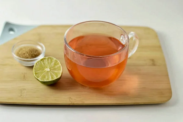 Limettensaft Und Zucker Hinzufügen Rühren Den Zucker Aufzulösen — Stockfoto