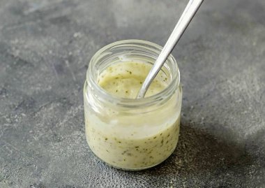 Kavanoza koy, limon suyu ve tuz ekle..