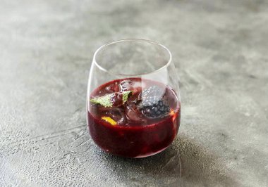 Böğürtlen şurubunu dök..