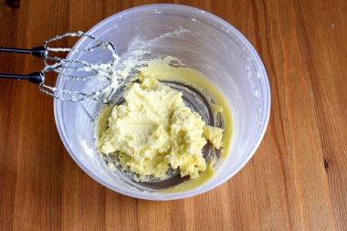 Yumuşak tereyağını beyaz şekerle çırp.