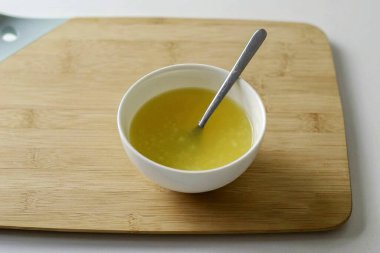 Meyve suyuna muhallebi topları ekle. Portakal tadını almak için birkaç saat buzdolabında bekletin..