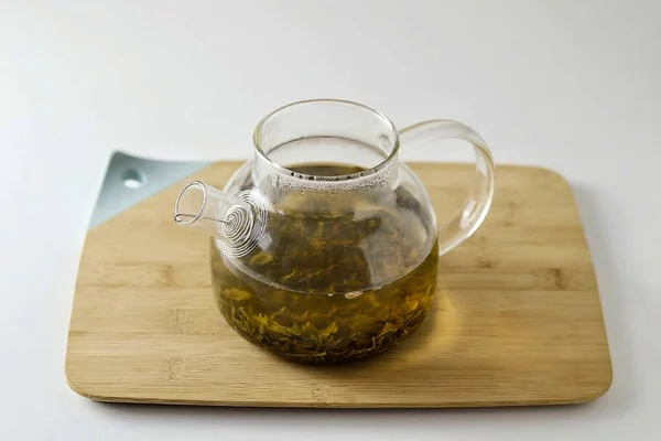 Grüner Tee Eine Teekanne Gießen Mit Heißem Wasser Bedecken Und — Stockfoto