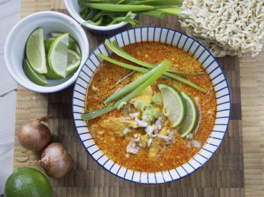 Erişte ve soğan çorbası servis et. Taze sıkılmış limon suyu serpildiğinden emin ol. Afiyet olsun.!