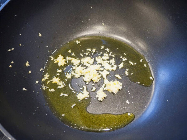 Heat oil in a deep skillet or wok. Saut the finely chopped garlic for 1.5 minutes, stirring occasionally