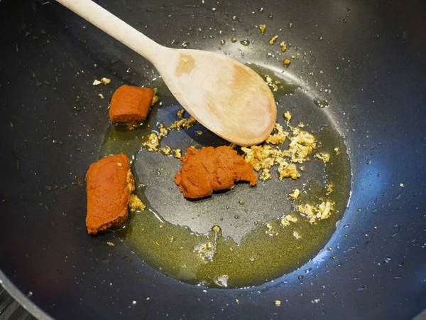 Następnie Dodać Pasty Curry Mieszanie Smażyć Przez Minutę — Zdjęcie stockowe