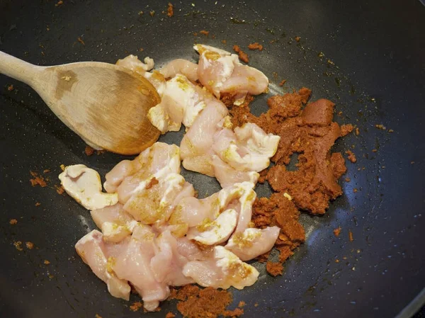 把鸡肉切成中等大小的块 把它们放进锅里把东西放在一起煮几分钟 然后翻过来 — 图库照片