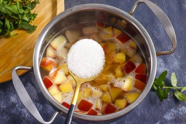 Granüle şeker ekle, yavaşça karıştır ve yemeğin tadına bak..