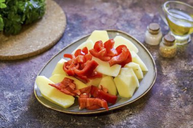 Ayrıca dolmalık biberleri soy, küçük küp ya da şeritler halinde kes..