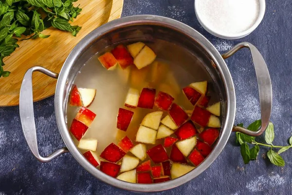 Wash the apple and pear in water, cut into quarters. Cut the seed blocks and cut into cubes. Add to container.