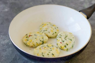 Her iki taraf da kahverengileşene kadar orta sıcaklıkta kızart..