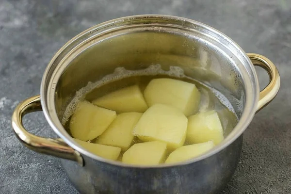 Πλύνετε Τις Πατάτες Ξεφλουδίστε Και Βράστε Μέχρι Μαλακώσουν — Φωτογραφία Αρχείου