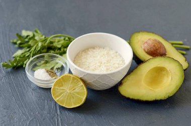 Avokado ile pirinç pişirmek için gerekli tüm malzemeleri hazırlayın..