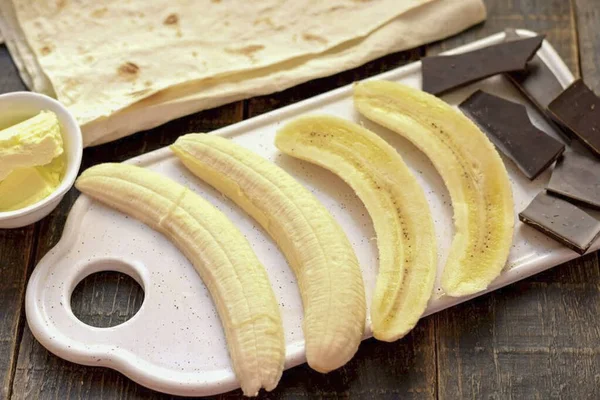 Почисти Бананы Разрежьте Каждый Банан Два Продольных Куска Разбить Плитку — стоковое фото