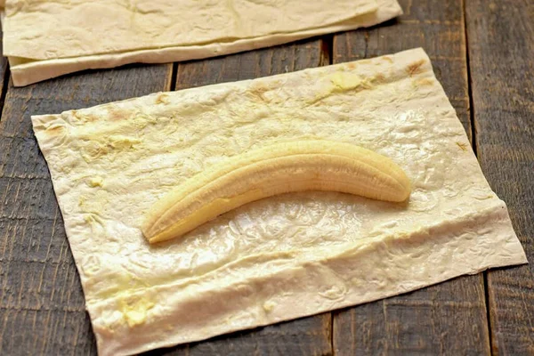 Sätt Halv Banan Mitten Pitabröd Bananen Har Mycket Böjd Form — Stockfoto