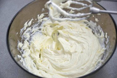 Kremalı olana kadar peyniri çırpın..
