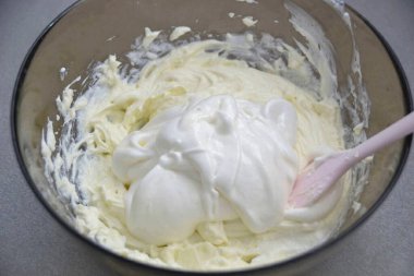 Peynir kütlesinin üzerine agar dök, pürüzsüz olana kadar karıştır.