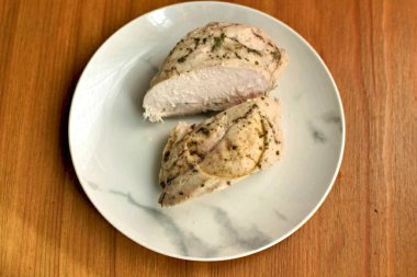 Ve göğüs hemen bir diyet yemeği olarak servis edilebilir..