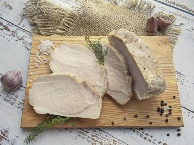 Sous vide metodunu kullanarak pişirilmiş domuz eti çok yumuşak ve kuru değil..