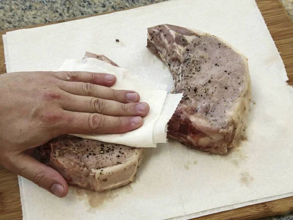 Retire Bifes Dos Sacos Tempere Carne Com Tomilho Alecrim Sal — Fotografia de Stock