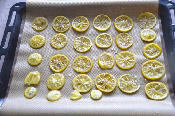 Выпекать Сухие Ломтики Лимона Температуре Градусов Конвекцией Течение Часов Печи — стоковое фото