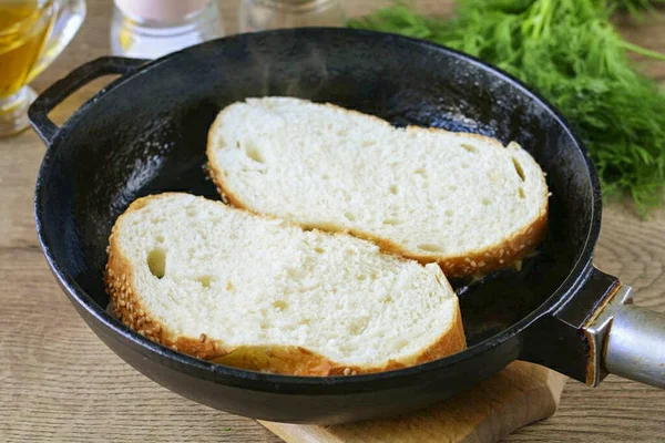 Heat the oil well in a frying pan, place the sandwiches with the filling down. Start frying.