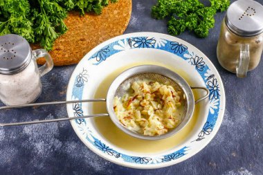 Sosu ince bir süzgeçten geçirip, içindeki büyük malzemeleri çıkaracağız..