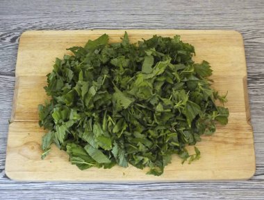 Isırgan otunu küçük parçalara ayır. Sapları da kesilebilir, olgunlaştıktan sonra yumuşak olurlar..