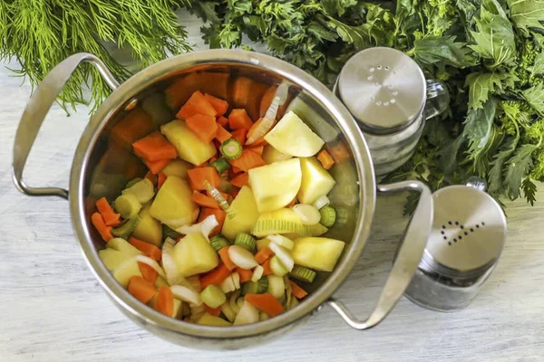 Peel Vegetables Rinse Water Cut Potatoes Quarters Onions Half Rings — Stock Photo, Image