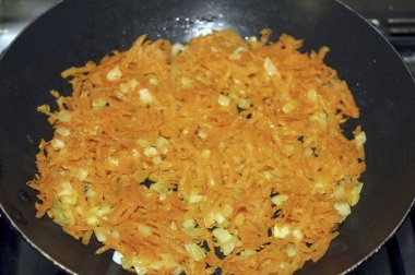 Tavuk hazır olduğunda, haşlanmış soğanla birlikte çorbadan çıkar. Çorbaya baharat, salatalık turşusu ekle ve tekrar kaynat. Çorbaya patates ekle. 8-10 dakika sonra incir. Bu arada, patatesler pişiyor.