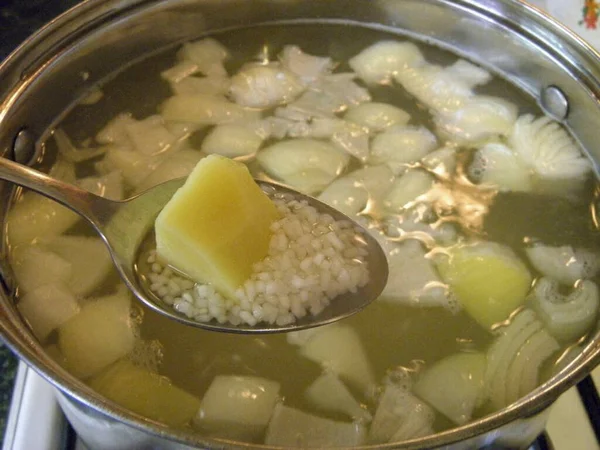 米を沸騰した水に加え 柔らかくなるまで沸騰させます 別の鍋で 卵をハードボイルド — ストック写真