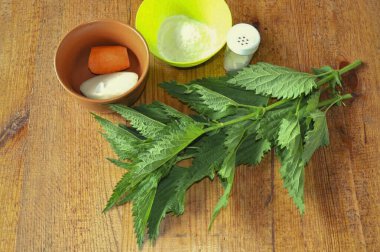 Isırgan lapası yapmak için gereken tüm malzemeleri hazırlayın..