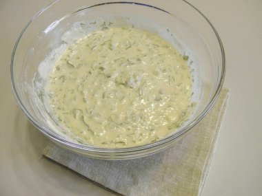 Hamura yeşillik ekle, iyice karıştır. Hamur kızarmaya hazır..