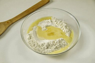 Tencereye su dök, ateşe ver ve biraz tuz ekle. Yumurta ve tuzu çırp. Derin bir kaseye un dök, depresyon yarat ve çırpılmış yumurtayı içine dök..