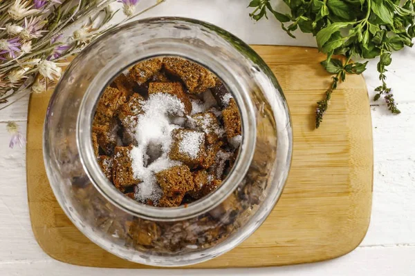 Koel Croutons Giet Een Pot Pan Waarin Kvass Kookt Voeg — Stockfoto