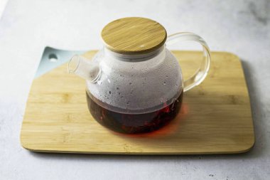 Amfibiğin üzerine sıcak su dök, 10-15 dakikalığına ayrıl..