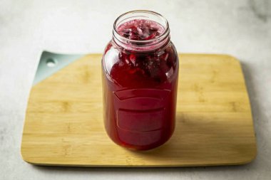 2-3 saat sonra, belirgin fermantasyon görünecek. Kvass 'ı bir gün mayalamaya bırak, sonra zorla ve temiz bir şişeye doldur. Soğutucuya çevir.