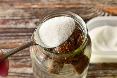 Kavanoza şeker ekle.