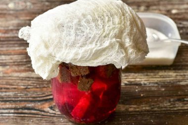 Kavanozun üstünü gazlı bezle ört..