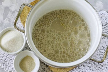 Gevrekleri bir kaseye ya da tencereye dök, suda durula. Sadece doğal pullar kullanın, ani pullar değil.!