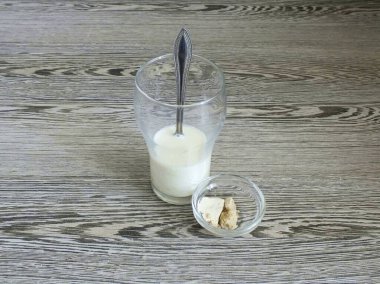 50 ml içinde. Sütü karıştır. Şeker ve maya. İyice karıştır..