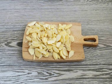 Bademleri dilimlere ayırın..