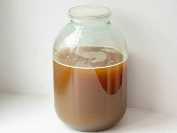 Giet Het Kvass Een Container Giet Het Een Drie Liter — Stockfoto