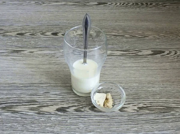 Blande Melk Med Tsp Sukker Gjær Rør Godt – stockfoto