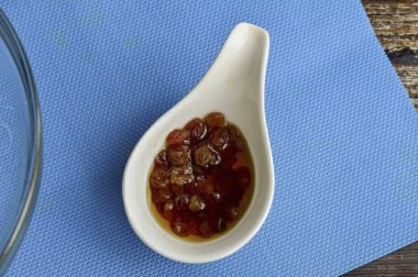 Kuru üzümleri yıka ve konyakla ört..