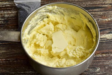 Oda sıcaklığında tereyağı ekle.