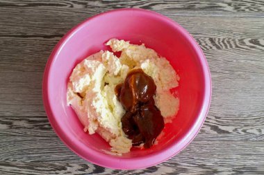 Kaynamış konsantre süt ekle. El blendırıyla iyice karıştır..